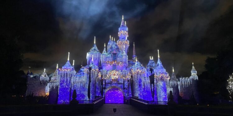 Christmas 2024 at Disneyland: Discounts and Complimentary Activities