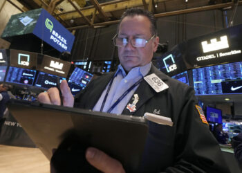 Dow Futures Decline, Nasdaq Edges Up as Wall Street Evaluates Fed’s 2025 Rate Strategy