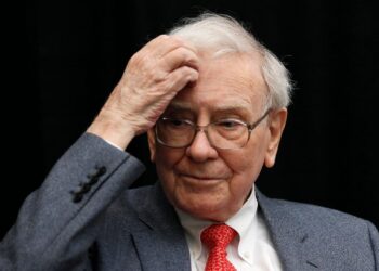 Warren Buffett Advocates for S&P 500 Investments Amid Celebrity Tech Investor’s Warning of a ‘Rude Awakening’