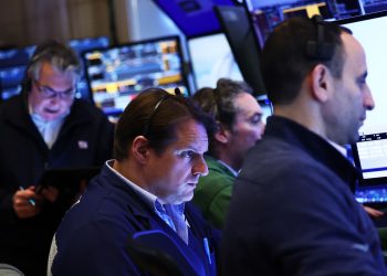 Hedge Funds Set Record Short Bets Against Stocks Amid ‘Self-Protection Mode’